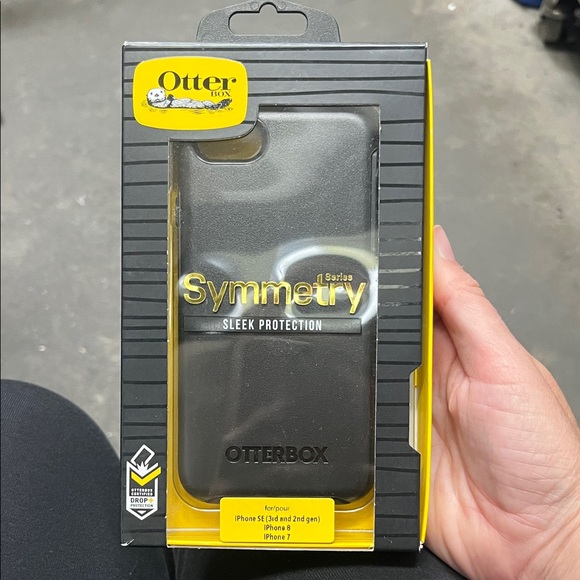 OtterBox Symmetry Series Sleek Black Case for iPhone SE/8/7 - Picture 1 of 2